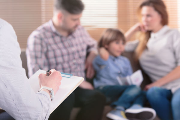 Consultation en thérapie pour famille et parents en difficulté avec leur enfant dans le Beaujolais
